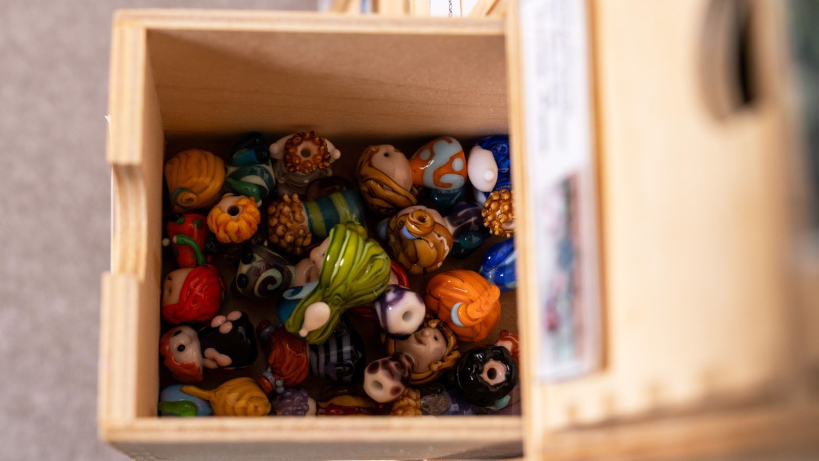 Mutperlen – gestreift, gepunktet, mit Gesichtern oder Tiermotiven – können die verschiedenen Schritte der Krebsbehandlung für die Kinder und Jugendlichen anschaulich machen.